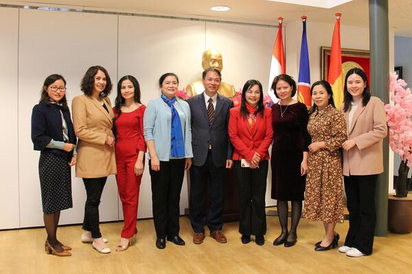 Đại sứ Việt Nam tại Hà Lan làm việc với Đoàn Trung ương Hội Liên hiệp Phụ nữ Việt Nam