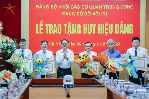 Đảng bộ Bộ Nội vụ tổ chức trao tặng Huy hiệu Đảng cho 10 đảng viên