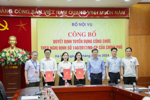 Bộ Nội vụ công bố và trao các quyết định tuyển dụng công chức theo Nghị định số 140/2017/NĐ-CP của Chính phủ