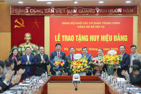 Đảng bộ Bộ Nội vụ tổ chức trao tặng Huy hiệu 30 năm tuổi Đảng