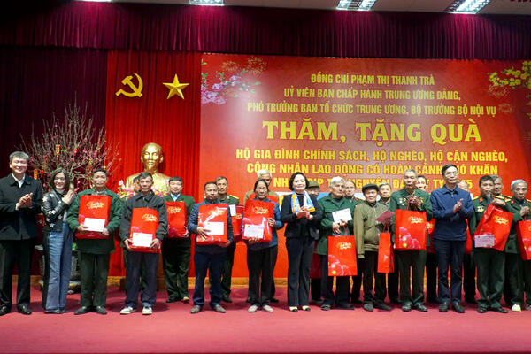 Bộ trưởng Bộ Nội vụ Phạm Thị Thanh Trà thăm, tặng quà, chúc Tết tại huyện Văn Yên, Trấn Yên