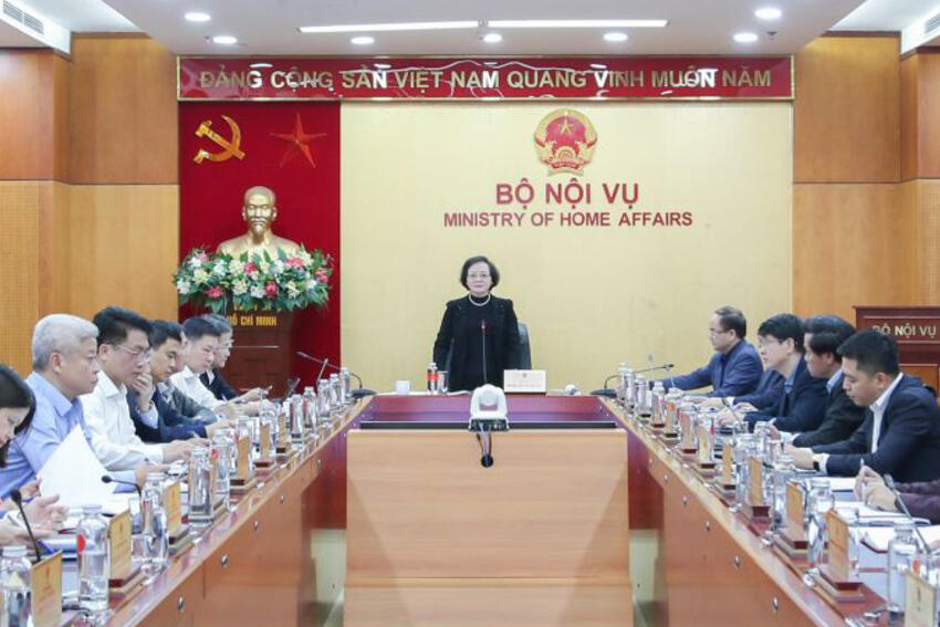 Triển khai thực hiện hợp nhất Bộ Lao động - Thương binh và Xã hội với Bộ Nội vụ bảo đảm chủ động, thống nhất, đồng thuận, dân chủ, công khai, minh bạch