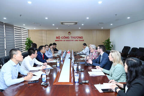 Thứ trưởng Nguyễn Hoàng Long tiếp và làm việc với đặc phái viên về khí hậu của Vương quốc Anh