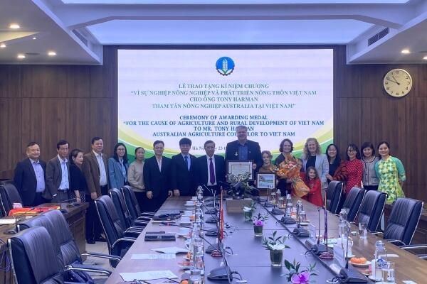 Lễ Trao Kỷ niệm chương “Vì sự nghiệp nông nghiệp và PTNT” cho Tham tán nông nghiệp Úc tại Việt Nam ông Tony Harman
