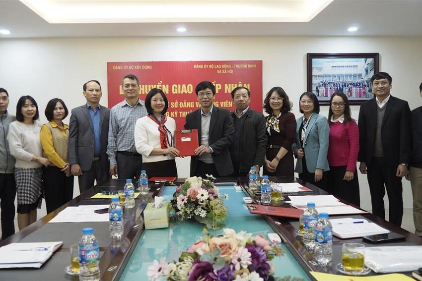 Lễ chuyển giao tổ chức đảng và đảng viên