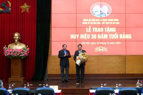 Trao Huy hiệu 30 tuổi Đảng cho Phó Bí thư Thường trực Đảng ủy Bộ VHTTDL Nguyễn Tuấn Linh
