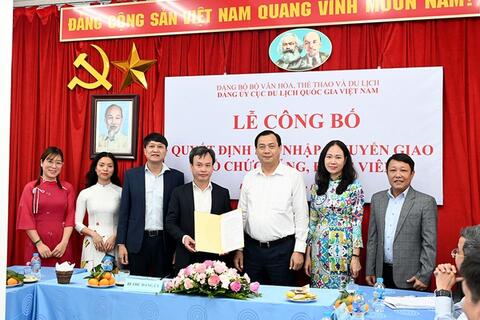 Đảng ủy Cục Du lịch Quốc gia Việt Nam công bố Quyết định sáp nhập, chuyển giao tổ chức đảng, đảng viên