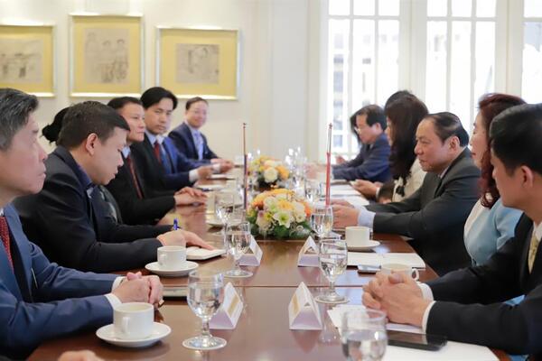 Bộ trưởng Nguyễn Văn Hùng tiếp và làm việc với Đại sứ nước CHDCND Lào Khamphao Ernthavanh