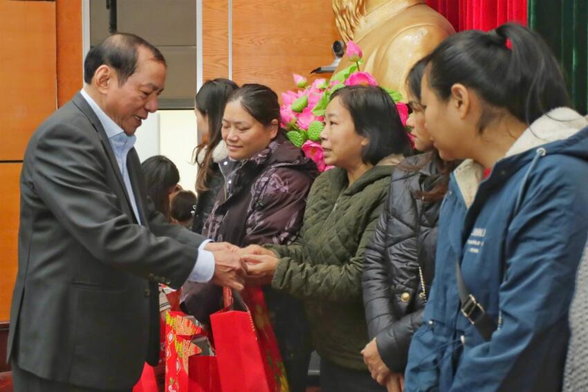 Công đoàn Bộ VHTTDL tặng quà cho đoàn viên, người lao động có hoàn cảnh khó khăn