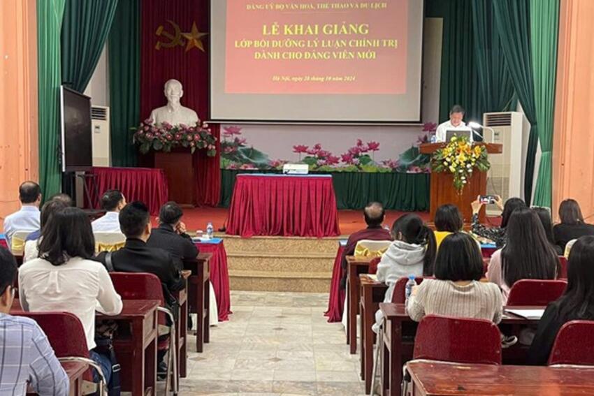 Khai giảng Lớp bồi dưỡng lý luận chính trị dành cho đảng viên mới