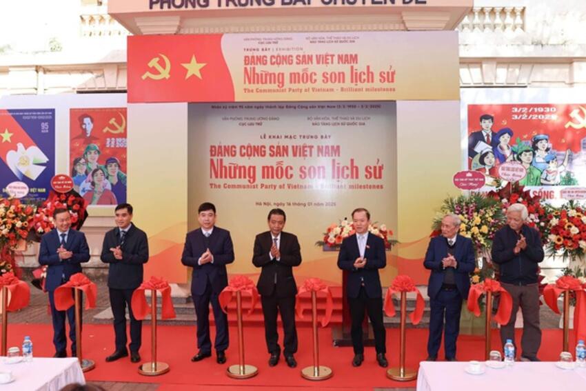 Khai mạc trưng bày: "Đảng Cộng sản Việt Nam - Những mốc son lịch sử"