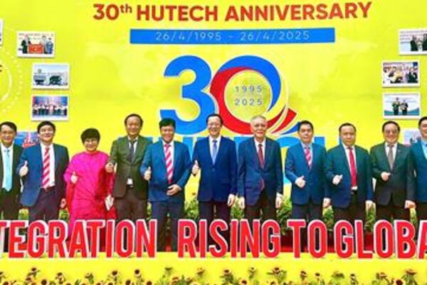 Thứ trưởng Thường trực Phạm Ngọc Thưởng dự Lễ kỷ niệm 30 năm Trường Đại học Công nghệ TP.HCM