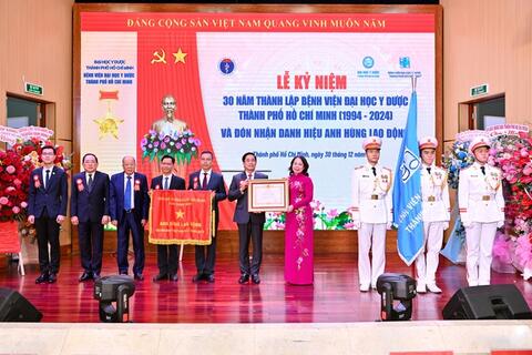 Bệnh viện Đại học Y Dược TPHCM đón nhận danh hiệu Anh hùng Lao động