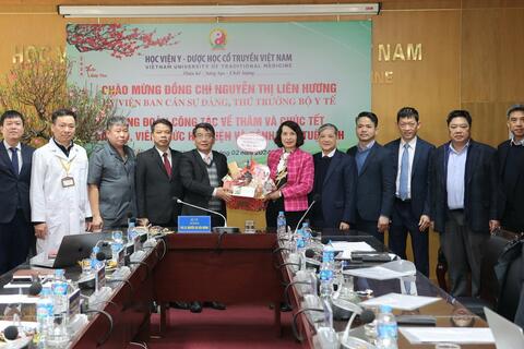 Thứ trưởng Bộ Y tế Nguyễn Thị Liên Hương thăm, chúc Tết Học viện Y- Dược học cổ truyền Việt Nam và Bệnh viện Tuệ Tĩnh