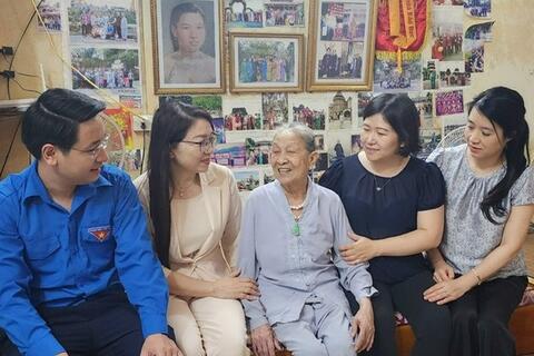 Thăm hỏi, tri ân các gia đình liệt sĩ