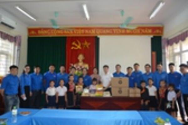 Đoàn Thanh niên VPCP trao tặng quà tới học sinh vùng khó khăn tỉnh Quảng Ninh