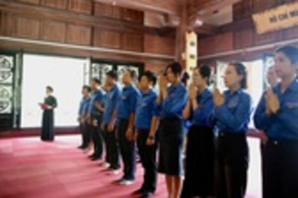 Đoàn Thanh niên VPCP dâng hương Bác Hồ tại An toàn khu Định Hóa