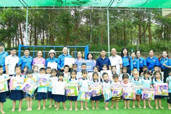 Đoàn Thanh niên VPCP tặng quà cô trò trường mầm non tỉnh Thái Nguyên