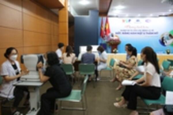 Khám, tư vấn các bệnh về mắt, răng và thẩm mỹ cho cán bộ, người làm báo Cổng TTĐT Chính phủ
