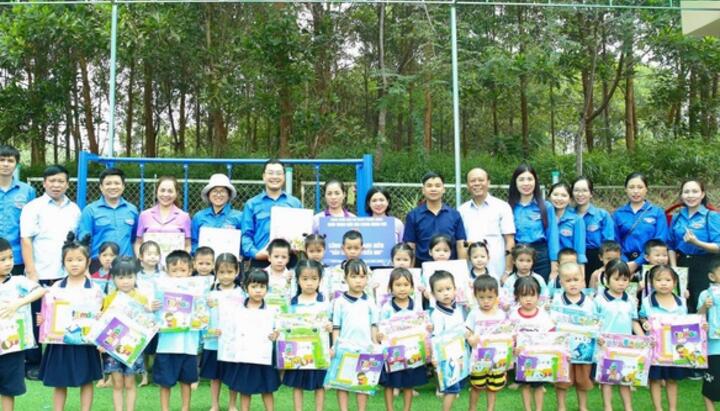 Đoàn Thanh niên VPCP tặng quà cô trò trường mầm non tỉnh Thái Nguyên
