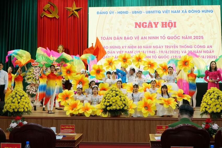 Thường trực Ban Bí thư Trần Cẩm Tú dự Ngày hội toàn dân bảo vệ an ninh Tổ quốc tại xã Đông Hưng
