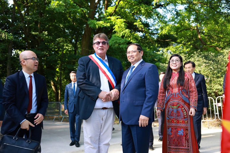 Thủ tướng Phạm Minh Chính dâng hoa tưởng niệm, thăm Không gian Hồ Chí Minh tại Montreuil, Pháp- Ảnh 1. Thủ tướng Phạm Minh Chính dâng hoa tưởng niệm, thăm Không gian Hồ Chí Minh tại Montreuil, Pháp- Ảnh 1.