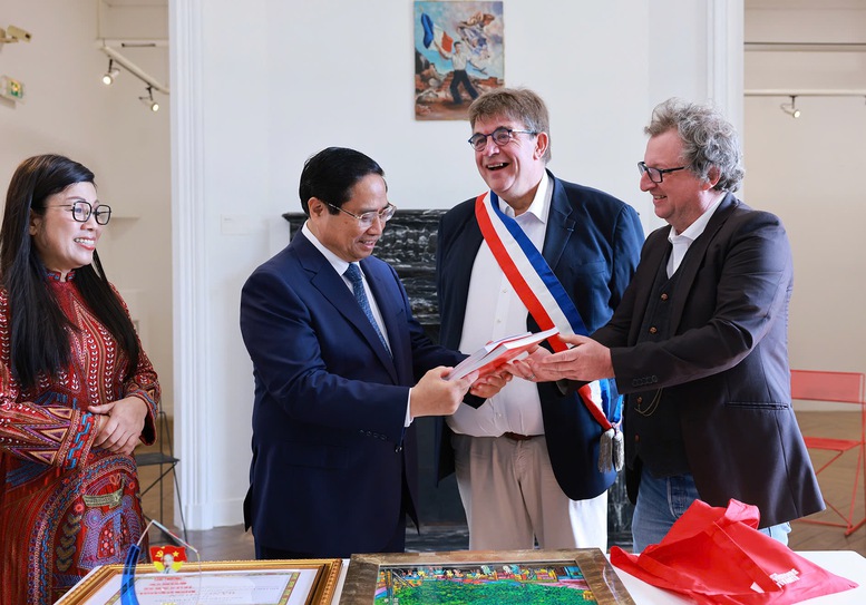 Thủ tướng Phạm Minh Chính dâng hoa tưởng niệm, thăm Không gian Hồ Chí Minh tại Montreuil, Pháp- Ảnh 6. Thủ tướng Phạm Minh Chính dâng hoa tưởng niệm, thăm Không gian Hồ Chí Minh tại Montreuil, Pháp- Ảnh 6.