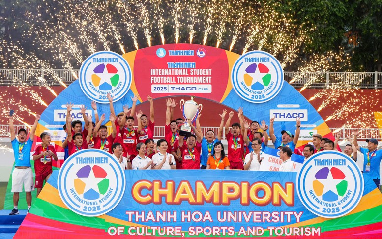 Phó Thủ tướng Mai Văn Chính trao cúp vô địch Giải bóng đá Thanh Niên sinh viên quốc tế 2025