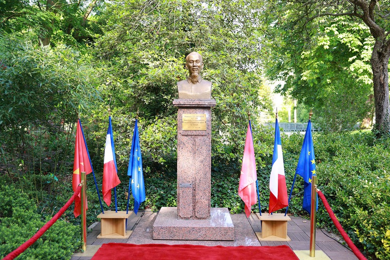 Thủ tướng Phạm Minh Chính dâng hoa tưởng niệm, thăm Không gian Hồ Chí Minh tại Montreuil, Pháp- Ảnh 4. Thủ tướng Phạm Minh Chính dâng hoa tưởng niệm, thăm Không gian Hồ Chí Minh tại Montreuil, Pháp- Ảnh 4.