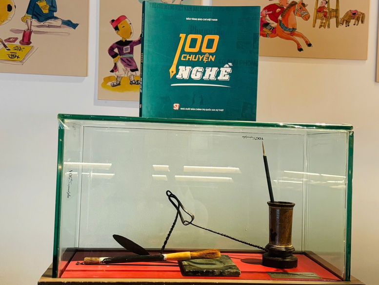 '100 Chuyện nghề' - Tiếp lửa cho những cây bút hôm nay - Ảnh 1. '100 Chuyện nghề' - Tiếp lửa cho những cây bút hôm nay - Ảnh 1.