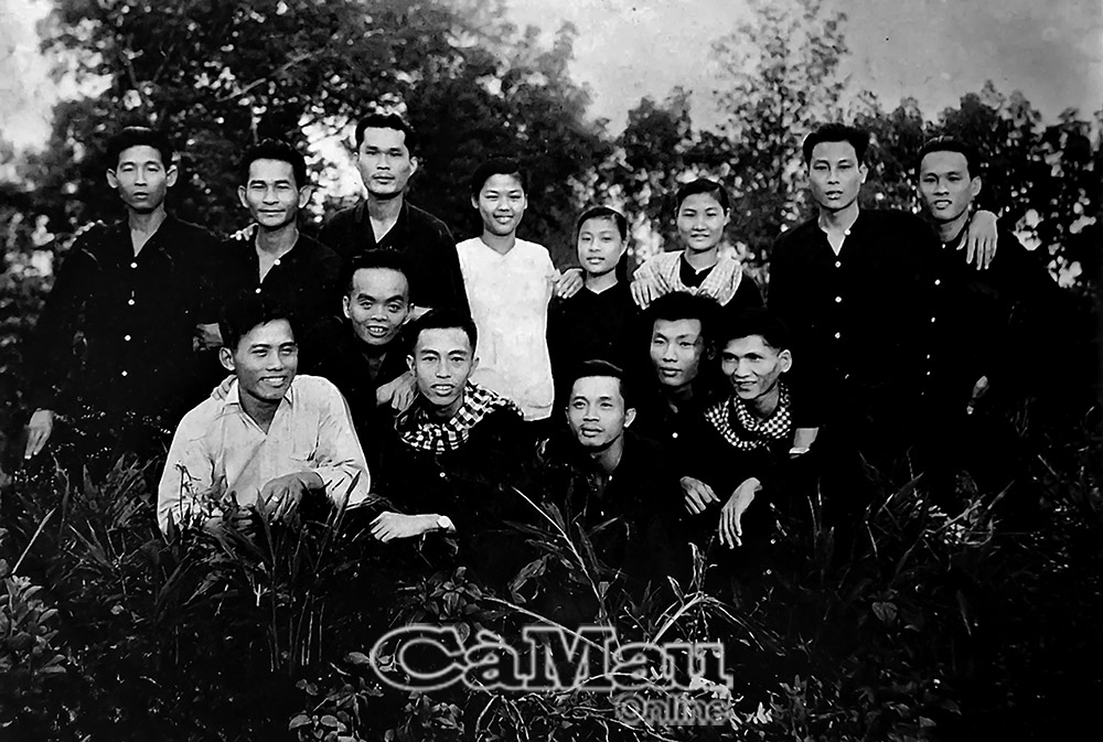 Ông Nguyễn Hải Tùng (người đứng thứ ba, từ trái sang), Uỷ viên Ban Tuyên giáo tỉnh chụp ảnh lưu niệm với cán bộ và biên tập viên Báo Cà Mau tại ngọn rạch Bù Mắt, Năm Căn (30/6/1961). Ảnh tư liệu VÕ AN KHÁNH