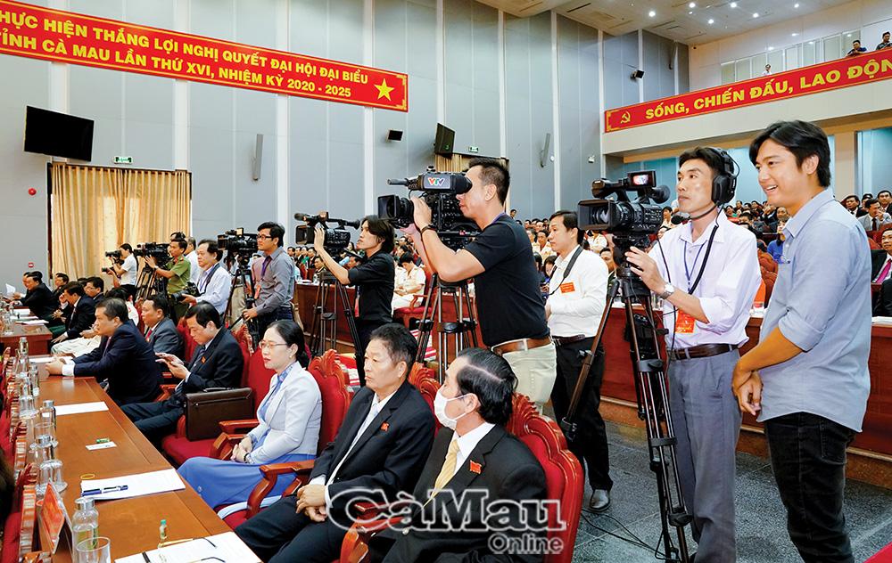 Phóng viên báo, đài tác nghiệp tại Ðại hội Ðảng bộ tỉnh.                                                                                                                              Ảnh: HUỲNH LÂM