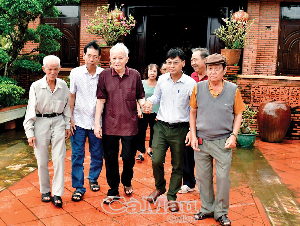 Lãnh đạo Báo Cà Mau - Bạc Liêu cùng các nhà báo lão thành trong lần họp mặt tại tỉnh Bạc Liêu.          Ảnh: THANH MINH