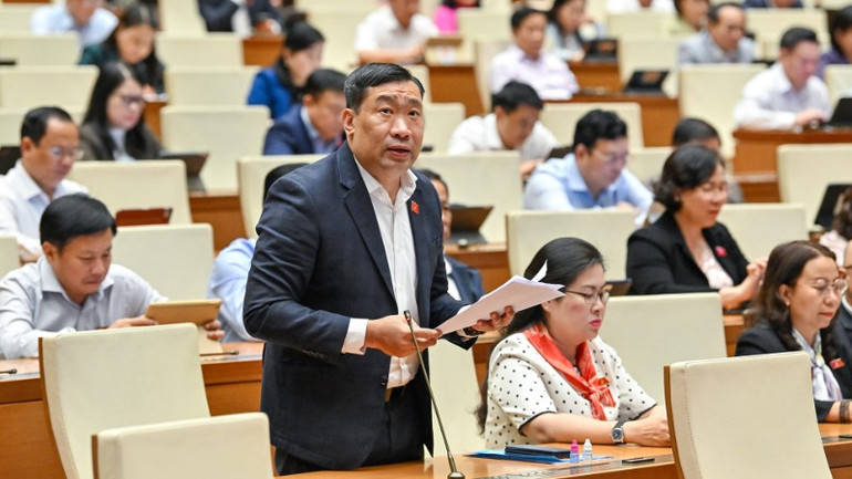 Đại biểu Thạch Phước Bình (Đoàn Vĩnh Long) phát biểu tại hội trường. (Ảnh: THỦY NGUYÊN)