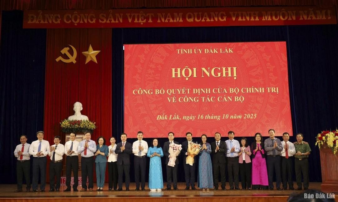 Các đồng chí trong Ban Thường vụ Tỉnh ủy Đắk Lắk chúc mừng đồng chí Lương Nguyễn Minh Triết và đồng chí Nguyễn Đình Trung. Ảnh: Ngọc Thắng