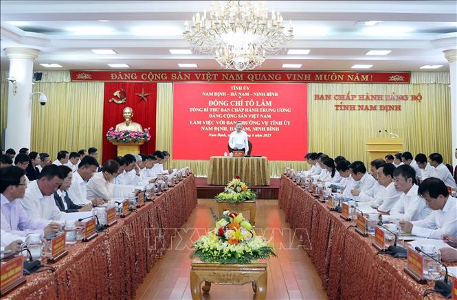 Chiều 23-6-2025, tại Nam Định, Tổng Bí thư Tô Lâm và Đoàn công tác Trung ương làm việc với Ban Thường vụ Tỉnh ủy các tỉnh Nam Định, Hà Nam, Ninh Bình về kết quả triển khai, thực hiện các Nghị quyết, Kết luận của Trung ương và một số nhiệm vụ trọng tâm phát triển kinh tế, xã hội, đảm bảo quốc phòng, an ninh trên địa bàn. Ảnh: TTXVN