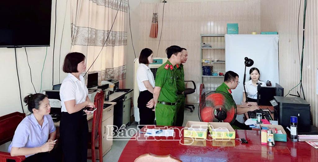 Công an xã Thư Trì triển khai thu nhận hồ sơ cấp đổi thẻ đảng viên.