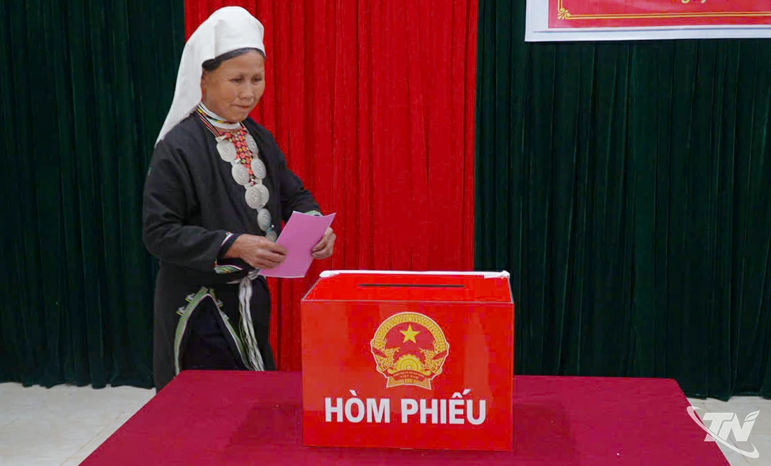 Cử tri tham gia bỏ phiếu tại Khu vực bỏ phiếu số 7, xã Thượng Quan.
