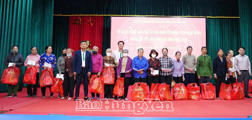 Tổ chức thiện nguyện Gieo hạt thiện lành Hưng Yên trao quà Tết tặng các hộ có hoàn cảnh khó khăn trên địa bàn xã Triệu Việt Vương. 