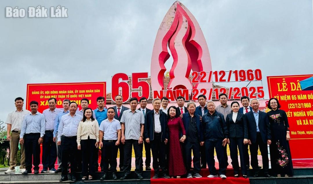 Các thế hệ cách mạng chụp hình lưu niệm tại khu di tích nhân kỷ niệm 65 năm Đồng Khởi Hòa Thịnh.