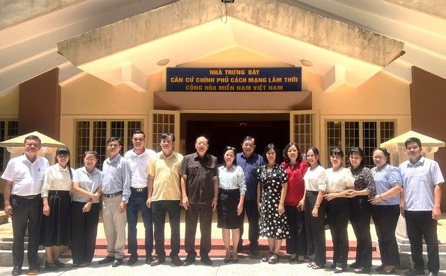 Các đơn vị VPCP phía Nam trao học bổng cho học sinh vượt khó xã Tân Lập, tỉnh Tây Ninh- Ảnh 2. Các đơn vị VPCP phía Nam trao học bổng cho học sinh vượt khó xã Tân Lập, tỉnh Tây Ninh- Ảnh 2.