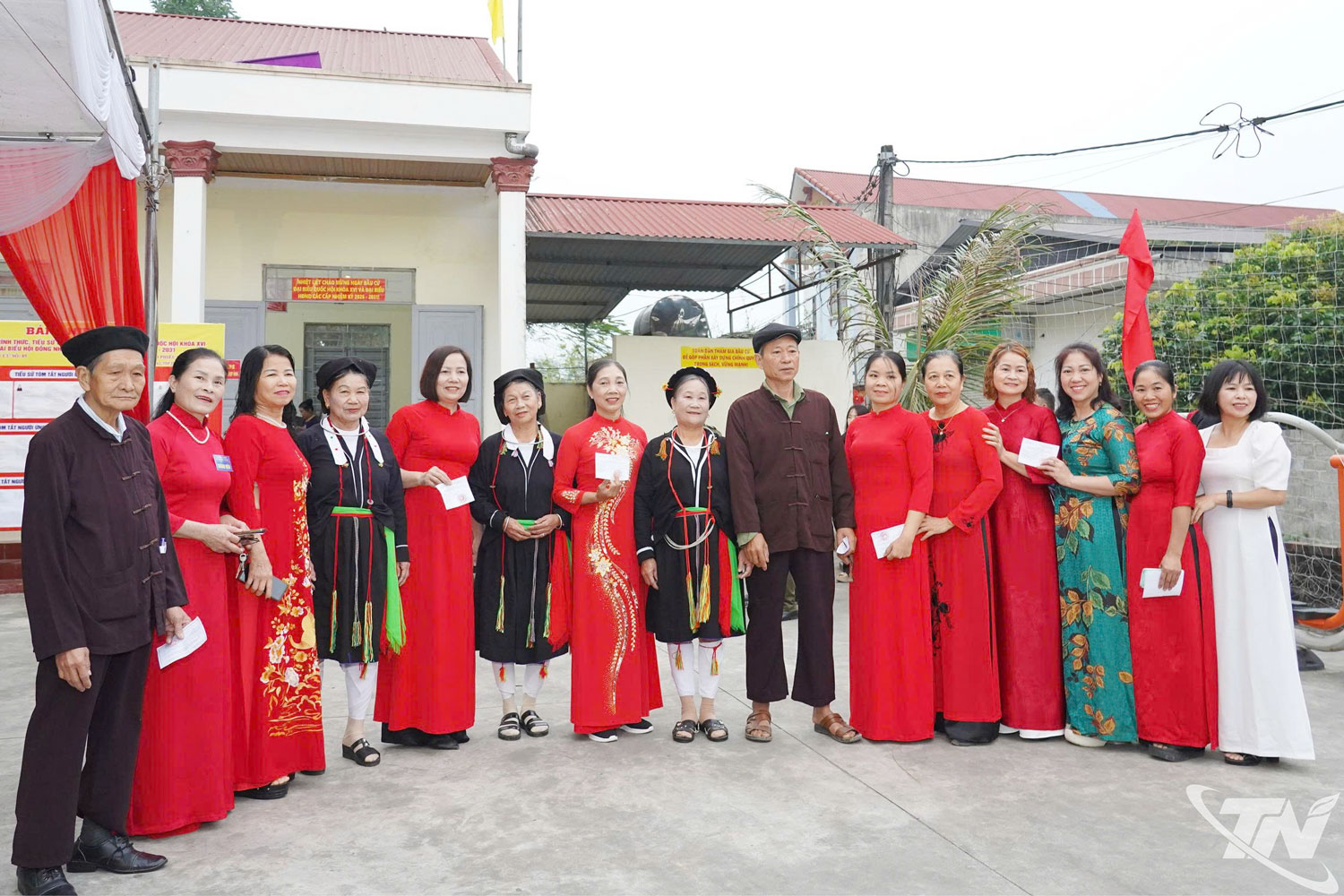 Cử tri xã Phúc Thuận trong Ngày hội non sông.