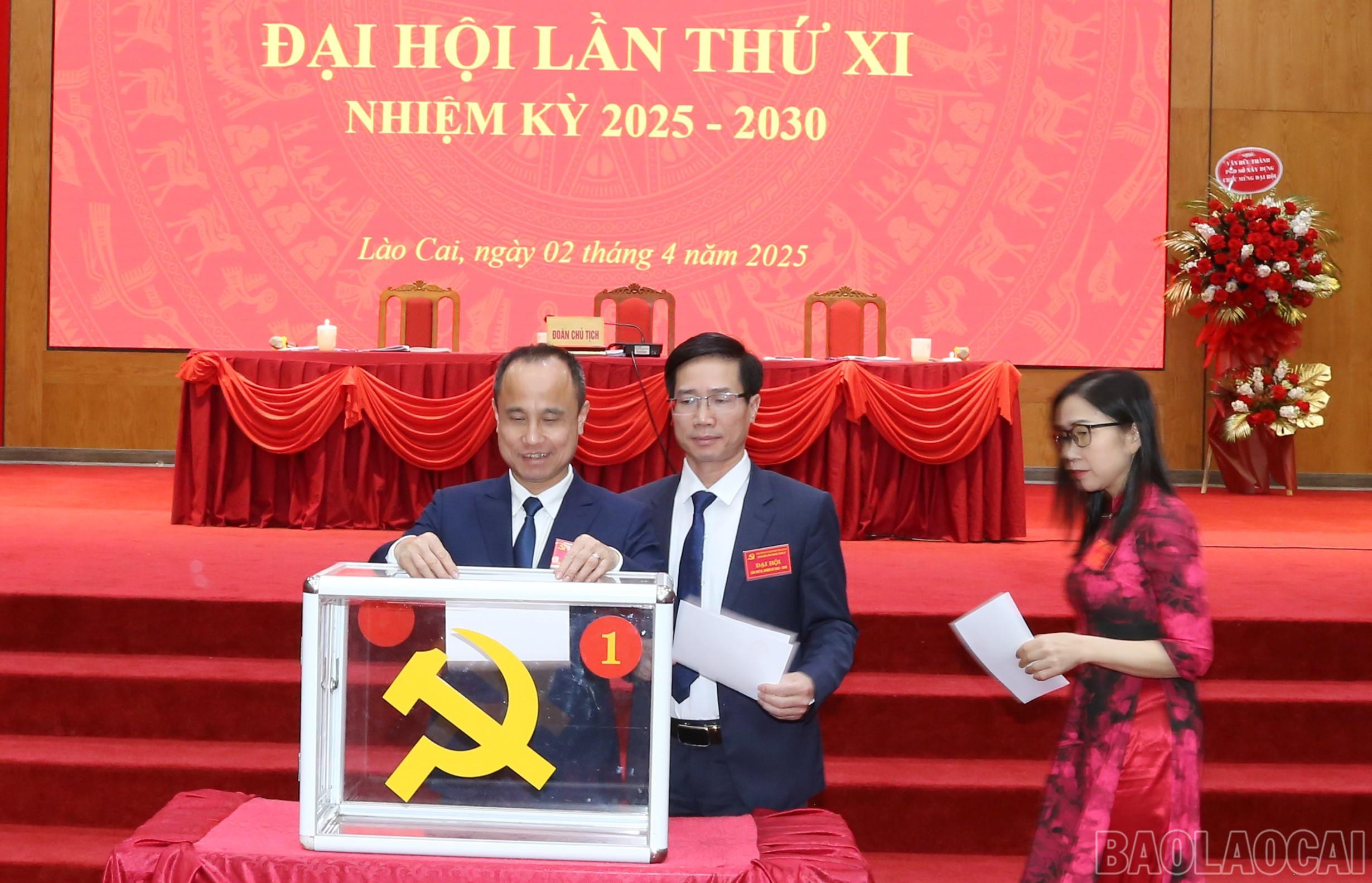 Đại biểu bỏ phiếu bầu Ban Chấp hành Đảng bộ Văn phòng Tỉnh ủy khóa XI. baolaocai-br_img-0447.jpg