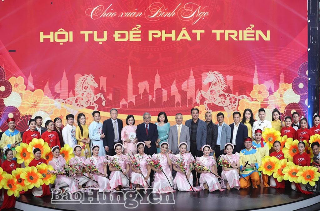 Ban Giám đốc Báo và Phát thanh, Truyền hình Hưng Yên chụp ảnh lưu niệm cùng khách mời và các nghệ sĩ của chương trình.