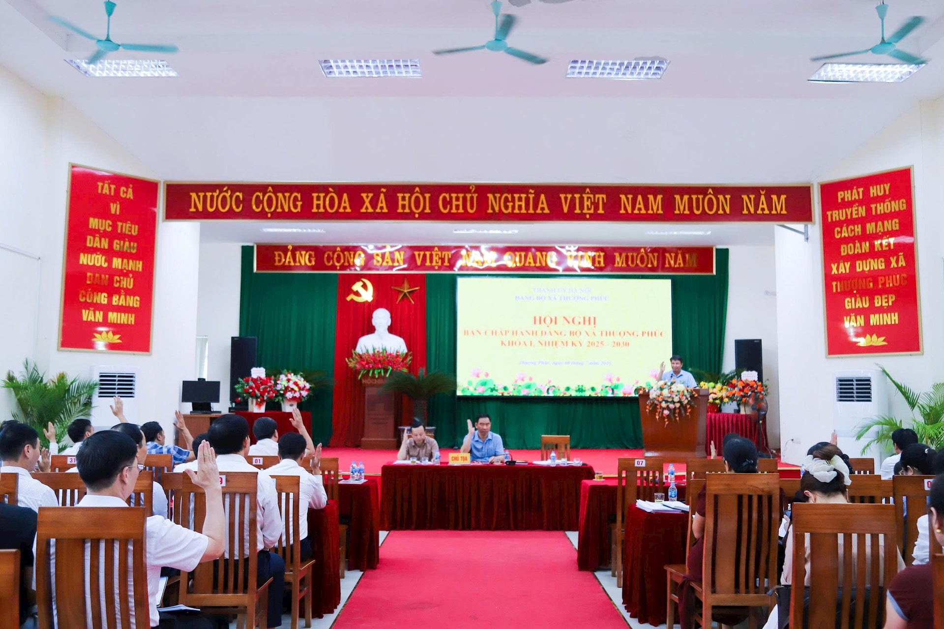 bieu-quyet-thuong-phuc.jpg