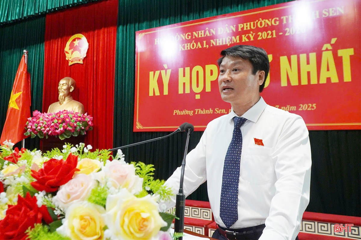 Bí thư Đảng uỷ, Chủ tịch HĐND phường Thành Sen Trần Quang Tuấn phát biểu tại kỳ họp. bqbht_br_dc24ca2807b3b0ede9a2-copy.jpg