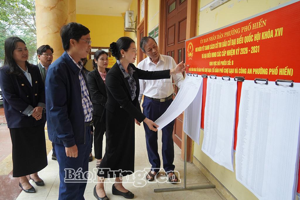 Bà Hoàng Thị Minh Nghĩa, Chủ tịch Ủy ban MTTQ Việt Nam phường Phố Hiến, kiểm tra công tác bầu cử đại biểu Quốc hội khóa XVI và đại biểu HĐND các cấp nhiệm kỳ 2026 - 2031 tại tổ dân phố chợ Gạo.