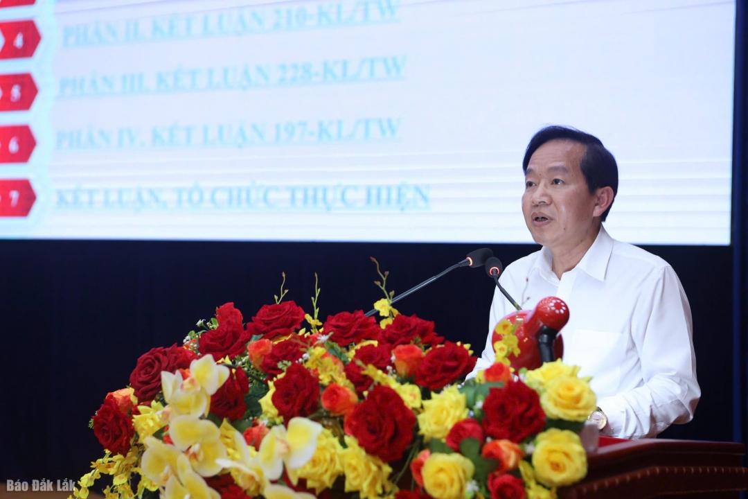 Phó Trưởng Ban Thường trực Ban Tổ chức Tỉnh ủy Lưu Vĩnh Hưng quán triệt các kết luận.