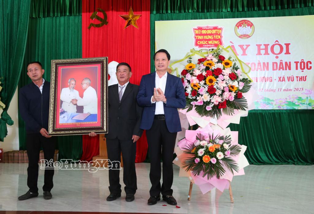 Đồng chí Trưởng ban Nội chính Tỉnh ủy tặng hoa, tặng quà chúc mừng thôn Dũng Thượng, xã Vũ Thư trong Ngày hội Đại đoàn kết toàn dân tộc.