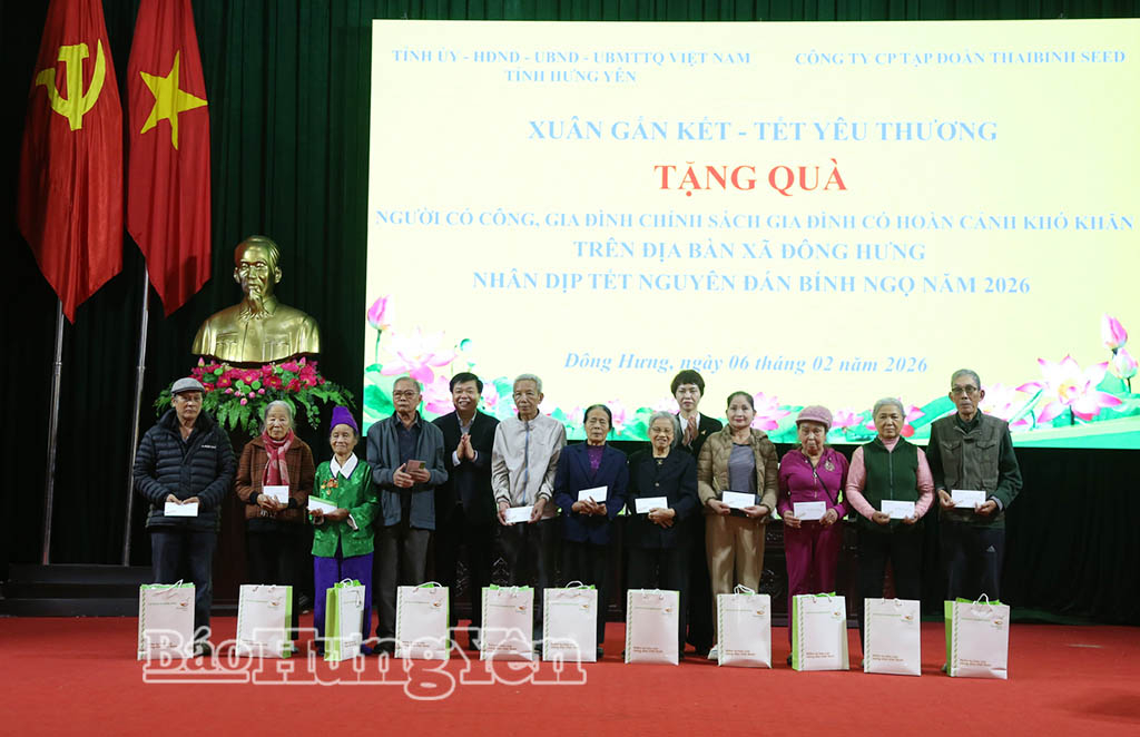 Đồng chí Nguyễn Quang Hưng, Ủy viên Ban Thường vụ, Chủ nhiệm Ủy ban Kiểm tra Tỉnh ủy và đại diện Công ty Cổ phần Tập đoàn ThaiBinh Seed tặng quà Tết người có công xã Đông Hưng.